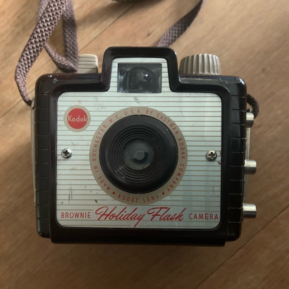 Kodak Holiday Flash Brownie Camera takes 127 Film.For collector showcasing. - Picture 10 of 15